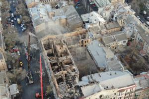 В Одессе обрушили часть стены сгоревшего здания