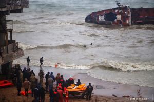 Танкер, який зазнав аварії біля Одеси,  перекинувся, моряків намагаються врятувати