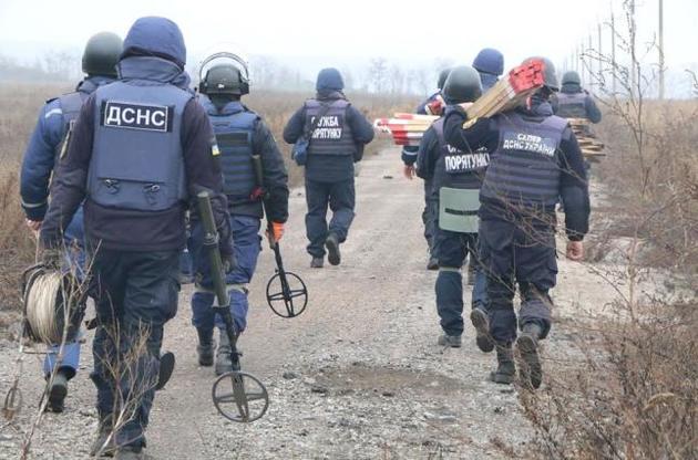 Украинские саперы обезвредили на участках разведения сил десятки взрывающихся "подарков" – ООС