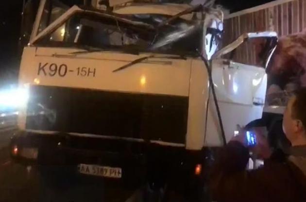 В Киеве грузовик без тормозов протаранил девять автомобилей