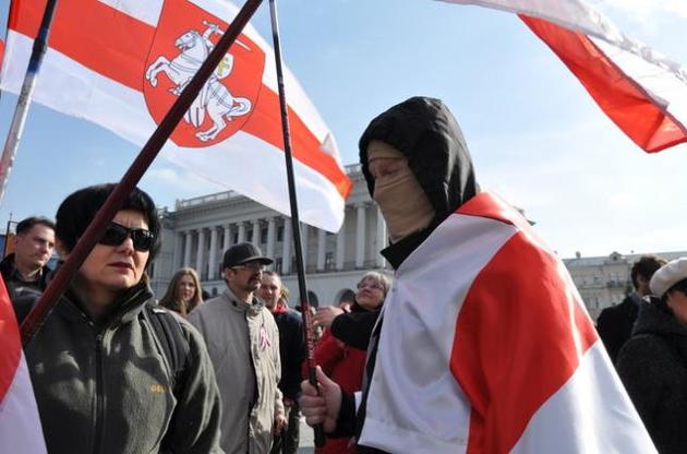 Протестувальники виступають з  плакатами проти інтеграції з РФ