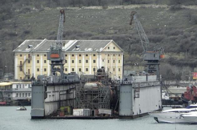 В оккупированном Севастополе затонул плавучий док с российской подлодкой