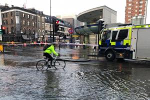 У Лондоні затопило метро і розірвало дорогу