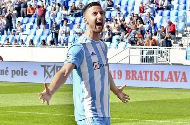 Шпорар виступає за "Слован"