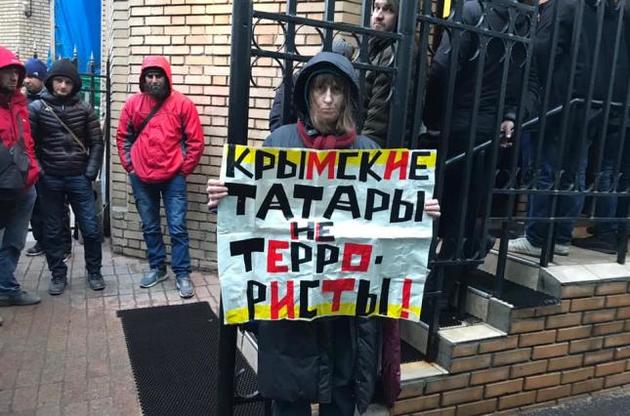 Крымских татар пришли поддержать активисты