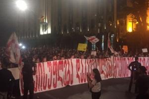 В Грузии оппозиция возобновила акцию протеста у здания парламента