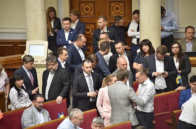 Депутаты таки приняли закон, из-за которого вспыхнул первый коррупционный скандал в Раде девятого созыва