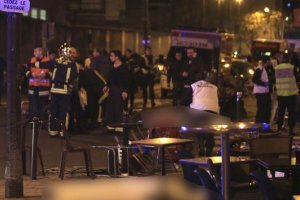 Годовщина нападения на Париж: 150 жертв семи терактов и весь мир в цветах флага Франции