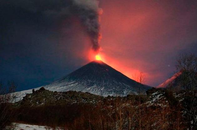 На Камчатке началось извержение высочайшего действующего вулкана Евразии