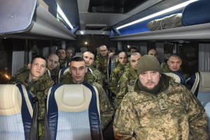 Возвращение из плена: штаб обнародовал фото освобожденных украинских военнослужащих