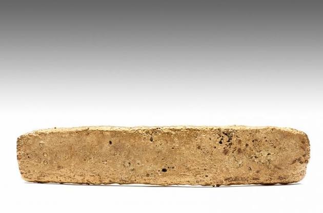 Золотий злиток важить майже два кілограми