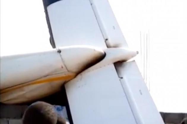 Літак впав на житловий будинок і загорівся