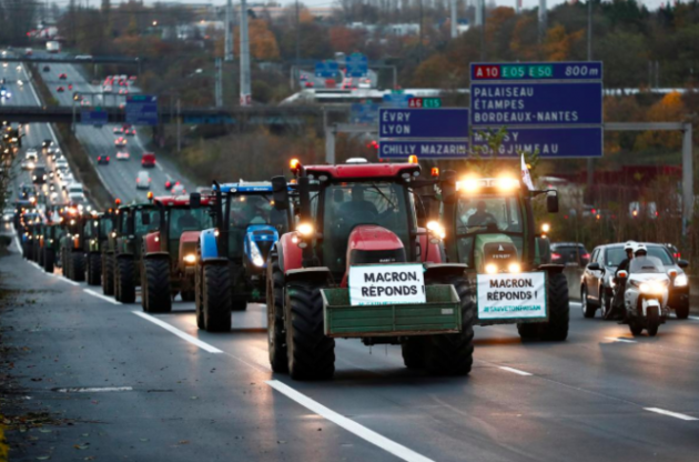На акції протесту вийшли тисячі французьких фермерів: заблоковані дороги до Парижу