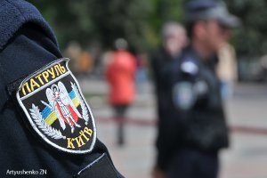 На Хрещатику група чоловіків напала на поліцейський патруль