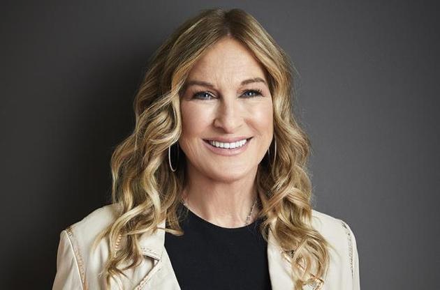 Дебору Дуган отстранили от должности после жалобы