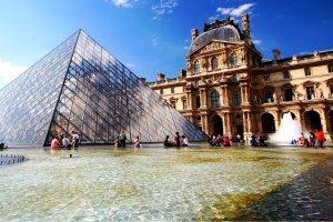 В Париже закрыли Лувр из-за заблокировавших вход протестующих