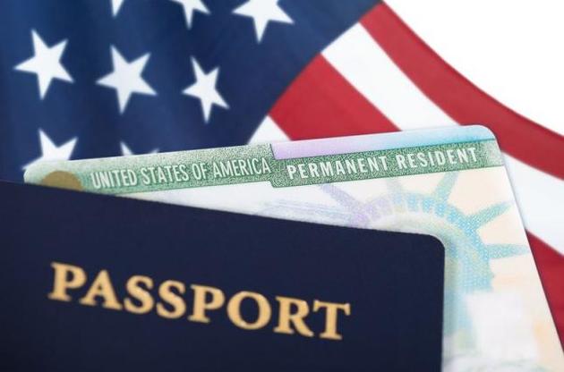 В США дозволили забирати грін-карти у законних мігрантів – WSJ