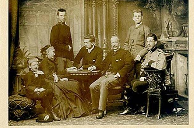 1. Сім’я Шептицьких: Софія з Фредрів графиня Шептицька, Леон біля мами, поважний Станіслав, поруч сидить задуманий Роман, поза батьковими плечима — гордий Казимир і поруч вдивляється в далечінь Олександр, який сидить біля батька Яна Кантія. Кр