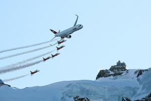 Фантастическое зрелище в горах Швейцарии: полет Airbus A321 и истребителей F-5E Tiger