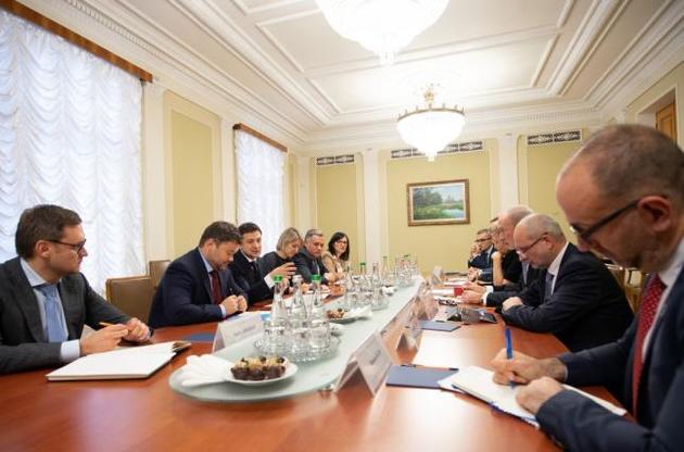 Зеленський зустрівся з дипломатами на Банковій