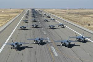 В США более 50 истребителей F-35 приняли участие в "Слоновьей прогулке"