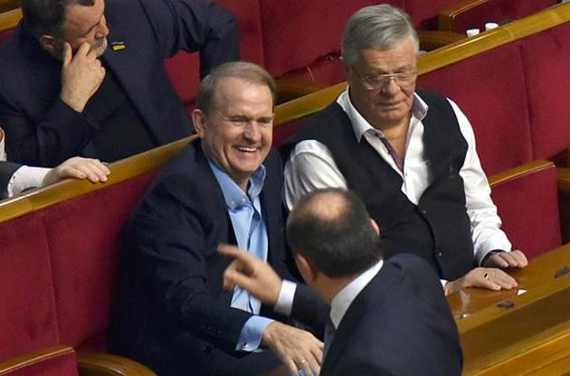 Президента просили лишить Медведчука почетного звания за его участие в расправе над Стусом. Зеленский петицию отклонил