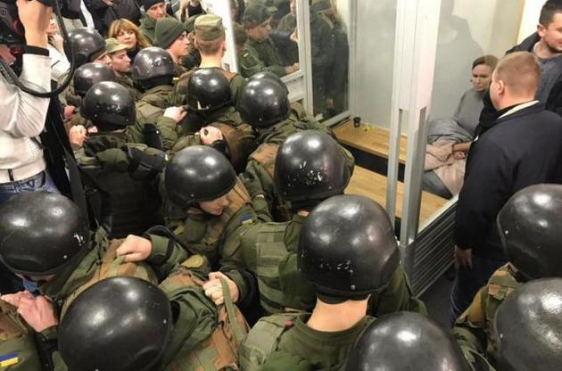 Спецназовцы штурмовали зал суда, где не состоялось заседание по делу Кузьменко