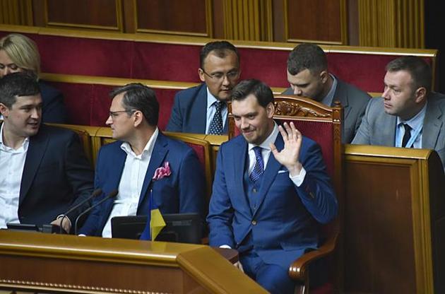 Українці все менше схвалюють роботу уряду та Ради