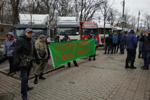 Дальнобойщики под Кабмином требуют отставки руководителя "Укртрансбезопасности"