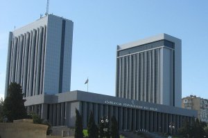 Парламент Азербайджана обратился к президенту с предложением самороспуска и досрочных выборов