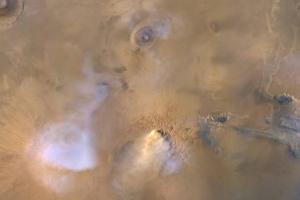 "Пылевые башни" могли исчерпать воду на Марсе