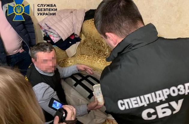 За неправомірну винагороду посадовець також надавав «гарантії» для перемоги у тендерах