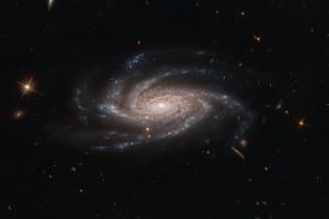 "Хаббл" сделал снимок галактики "с распростертыми объятиями"