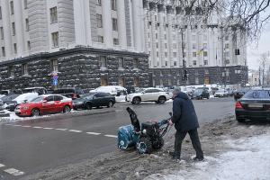 На вулиці Києва з ночі вийшла снігоприбиральна техніка