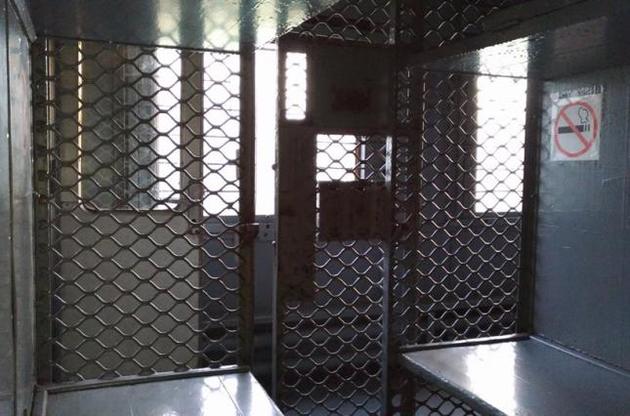 Можливо, таке рішення допоможе утримувати підозрюваних в людських умовах