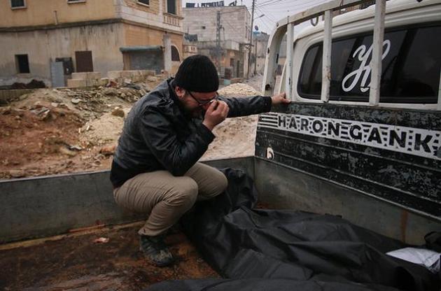 Сирійці тікають в порівняно безпечні райони на кордоні з Туреччиною