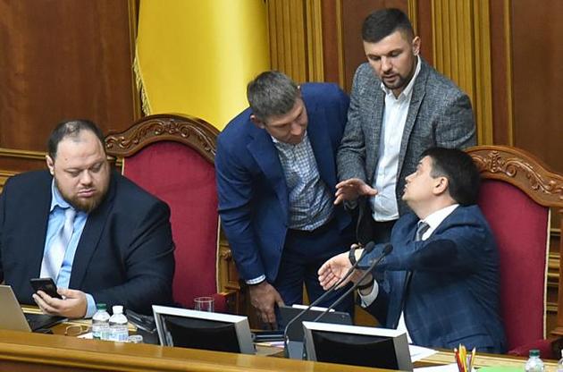 Депутаты "в погоне за результатом" мало объясняли украинцам о необходимости принятия тех или иных законопроектов