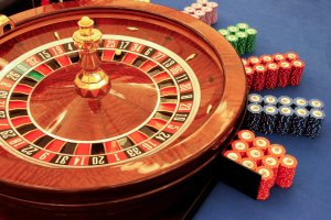 Половина украинцев не одобряют лоббирование Зеленским легализации азартных игр