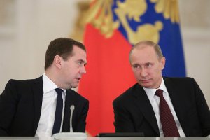 Медведєв пояснив свою відставку бажанням надати Путіну абсолютну свободу