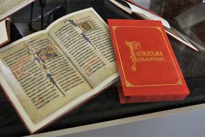 В Верховной Раде состоялась презентация факсимиле "Реймского Евангелия"