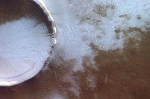 Кратер розташований у північних широтах Марса