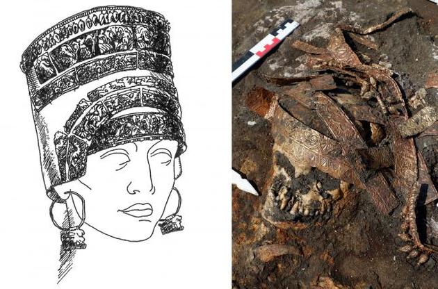 На голову женщины был надет парадный головной убор