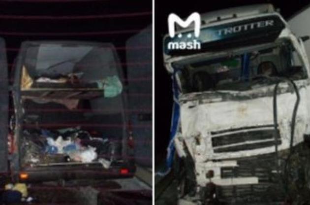 В России при столкновении микроавтобуса и большегрузной фуры погибли восемь украинцев