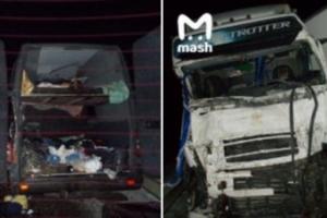 У Росії при зіткненні мікроавтобуса та великовантажної фури загинули вісім українців