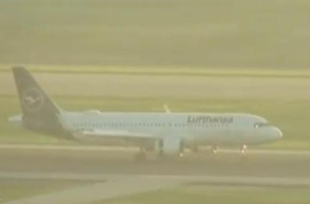Скріншот відео посадки авіалайнера