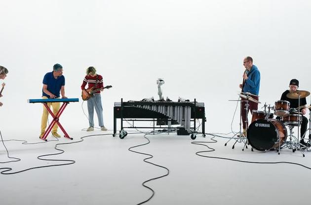 Робот играет в группе с людьми