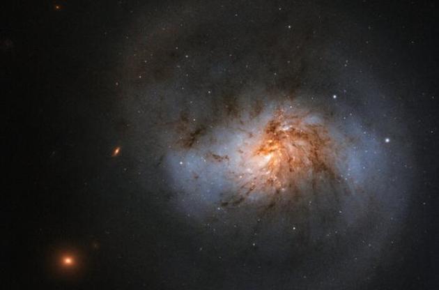 "Хаббл" сделал необычный снимок спиральной галактики с перемычкой