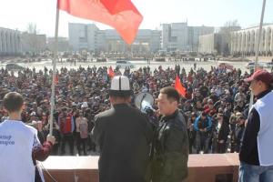В Бишкеке милиция разогнала митинг водометами и слезоточивым газом