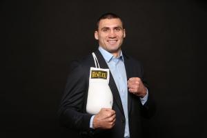 Украинский боксер Выхрист нокаутировал соперника в первом раунде