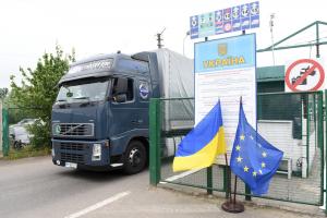 Україна домовляється з Польщею про контроль над ввезенням товарів без мита